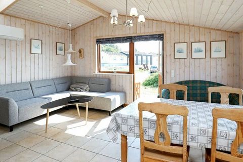 Casa vacanze con una posizione unica direttamente accanto al Limfjord di Hvalpsund. La casa si trova su un terreno sulla spiaggia con vista panoramica sull'acqua, che si può godere sia dalla casa che dalla terrazza. Soggiorno con Wi-Fi gratuito e TV ...