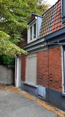 We offer for sale this house with an open kitchen, a bedroom and a small courtyard ideal for a parking space, located in the Lille Fives district. The city of Lille has an important economic fabric thanks to its national nevergure business district (...