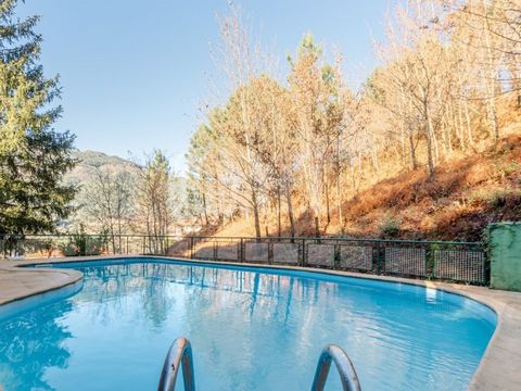4-bedroom villa, 429 sqm (CGA), with swimming pool, barbecue, tennis court and dazzling views to the Caniçada Dam, set in a plot of land with 1,723 sqm, in Gerês, Braga. Facing Caniçada Dam and Gerês Mountain Range, Casa da Verdasca has two large roo...