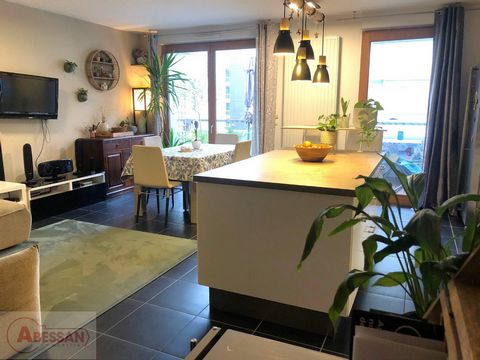 Rhône. LYON (69007), for sale exclusively, T4 of 84 m2 WITH closed garage. Located in the friendly DU BON LAIT residence, the optimized layout of this property ensures the well-being of everyone. Its living room decorated with an American kitchen ope...