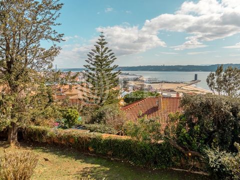 6+2-bedroom villa to restore, 564 sqm (gross construction area), overlooking the River Tejo, garden and garage, set in 1074 sqm of land, in Alto de Santa Catarina, Algés, Lisbon. The intermediate floor has a large living with access to the terrace ov...