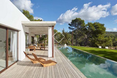This impressive newly built villa near Ibiza and the airport offers an exceptional living experience. Featuring 5 bedrooms and 4 bathrooms spread across the main house and an annex, its contemporary design seamlessly blends with impeccable functional...