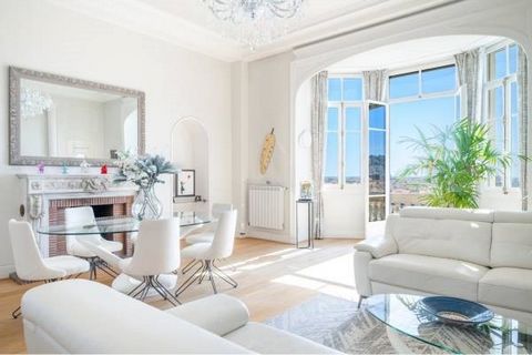 NICE - Cimiez Come and discover this beautiful 130 sqm 3 bedroom apartment, located in one of the most beautiful Belle Epoque palaces, Le Majestic. Located on Boulevard de Cimiez and boasting a lovely panoramic view of the city, sea and Château hill,...