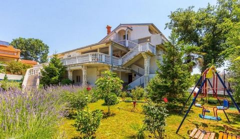 Mini-hôtel impressionnant à vendre dans un lieu touristique très populaire de Medulin à seulement 200 mètres de la mer avec vue sur la mer ! La superficie totale est de 600 m². Le terrain est de 1100 m². Elle offre 5 appartements, un espace bureau de...