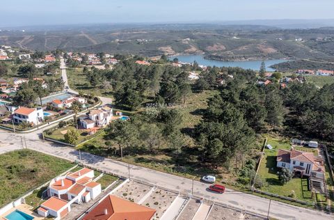 Located in Aljezur. 1.210 m2 plot of land for construction of a detached house with 250 sq.m construction area. Located in the Urbanization of Vale da Telha, within walking distance of the local amenities of this popular urbanization. Currently it is...