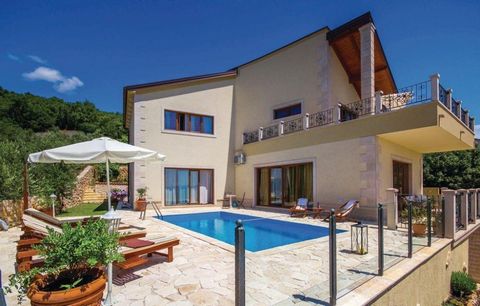 Villa à Kostrena avec magnifique vue sur la mer et piscine ! Surface totale nous 250 m². Le terrain est de 800 m². Cette belle et spacieuse maison de vacances décorée avec de nombreux détails balnéaires est située à Kostrena, non loin de Rijeka. Pour...