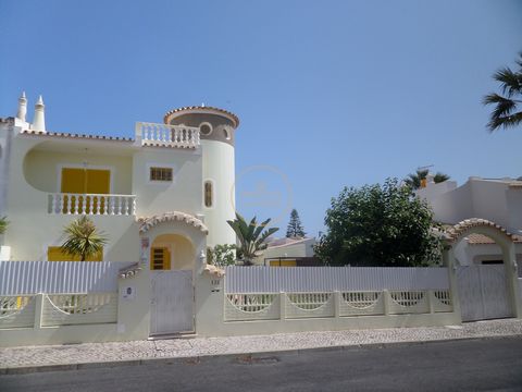Located in Albufeira. HOLIDAY RENTALS Excellent 3 bedroom villa - Swimming Pool, Sea View Terrace, Barbecue and Private Parking Holiday villa, very cozy and family-friendly, in a quiet location with private pool. This fabulous villa in the backyard h...
