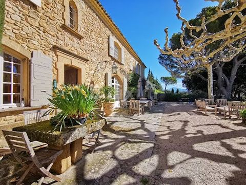 Ref430ON : Ideally located near Sainte-Cécile-les-Vignes, discover the authenticity and charm of this imposing Provencal farmhouse nestled in a lush park of approximately one hectare, adorned with various tree species and complemented by a pool. The ...