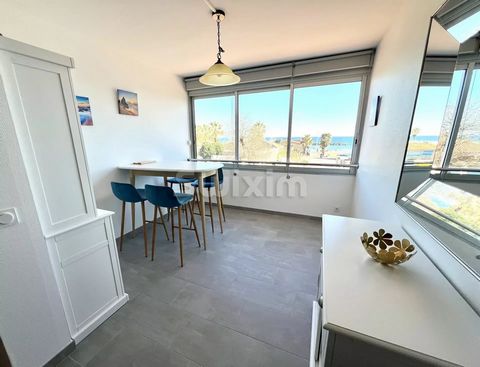Ref 67958FD: Cap d'Agde Premium location facing the seafront of Môle beach, all amenities just a stone's throw away for this magnificent two-room apartment of 41 m2 (35 m2 Carrez law) renovated with premium materials and sold furnished . A real real ...