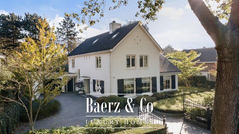 Grand living in the green on one of the most beautiful streets of Waalwijk. That is possible in this very spacious detached house with lots of space on the first floor and four large bedrooms and two bathrooms upstairs. The large living room is easy ...