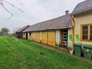 Price: €26.738,00 Category: House Area: 91 sq.m. Plot Size: 1976 sq.m. Bedrooms: 2 Bathrooms: 1 Location: Countryside Nice house, renovated on the inside, where you can quickly move in. Located in the southwestern of Hungary. You enter the house thro...