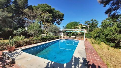 A vendre une belle villa à Denia, située à seulement 750 mètres de la plage de Les Rotes. Cette charmante villa est située sur un grand terrain de 3052 m2 et a une superficie construite de 296 m2. Il se compose de deux hauteurs et offre un total de 4...
