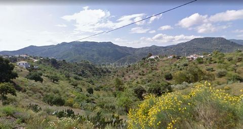 Extensive plot with urban qualification with a surface of 1.620 m2, with preliminary project and project included in the price. Geotechnical study done. Colmenar is located in the heart of the Montes de Málaga, just 30 minutes from Málaga. Ideal to l...