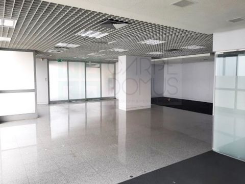Excellent commercial store with 190m2 in Portas de Benfica, Lisbon Commercial space consisting of front space in open space, with two offices (removable partitions), safe room, pantry, storage and two sanitary facilities, meeting room. Inserted in a ...