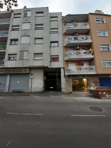 Parking space 440 cm long x 230 cm wide with capacity for a medium/large car. Located on Carrer Major in Montornès del Vallès. Good access with entrance ramp and another exit ramp to the same street. Central area, close to the shopping and leisure ar...