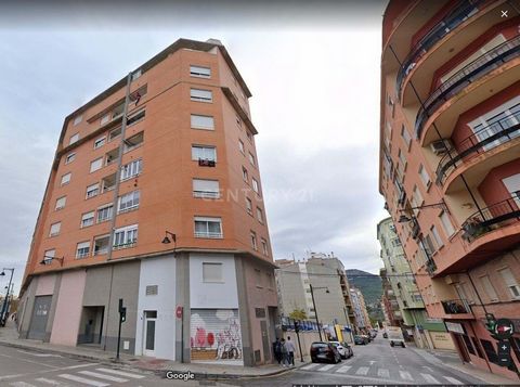 Do you want to buy Commercial Premises in Alcoy, Alicante? Excellent opportunity to acquire in property this Commercial Premises with an area of 155,91sqm located in the town of Alcoy, Alicante. It is a commercial premises at street level located in ...
