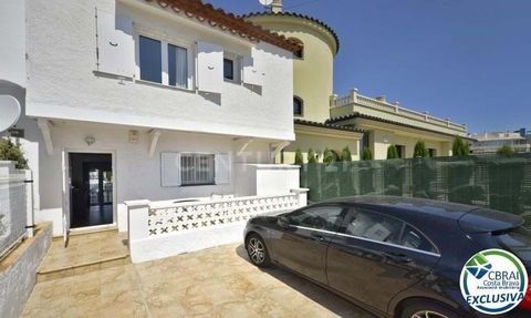 Fisherman's house in a residential and central area of Empuriabrava, it is a few steps from all amenities and beach. Although it is in the heart of Empuriabrava, it is in a very quiet street. It consists of a ground floor with an open kitchen with st...