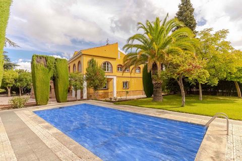 Spectacular house of 393 m2 built on a plot of 1002m2 located in one of the most sought-after places in the south of Granada, just 10 minutes from the center of the capital. The house is distributed on different levels at mid-height. At street level ...