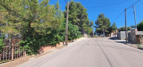 PLOT FOR SALE NEAR PUEBLO VALLIRANA 20 KM FROM BARCELONA CITY 800m2 buildable, wooded, a few meters from the town, urban regulations A3 (Ground floor + 2 floors of 160m2 each). Do you want to live a few km from the city in the heart of the Baix Llobr...