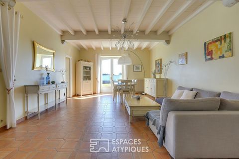 This typical Landes region, with a surface area of approximately 273 m2, is located on a plot of more than 3,000 m2 in a green setting. A family home par excellence, it offers generous volumes. A place where we lived and witnessed our past generation...
