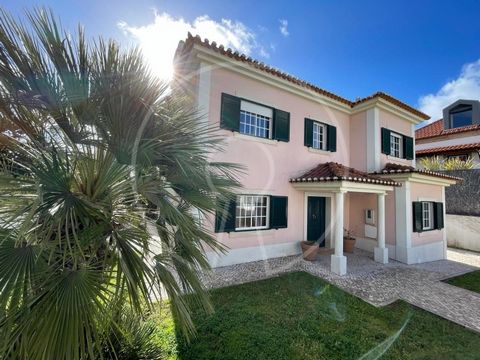 Charming villa of traditional Portuguese architecture, with a privileged location, close to the beach, train station and a wide range of shops and services. This beautiful two-storey property is distributed as follows: Ground floor: entrance hall, li...