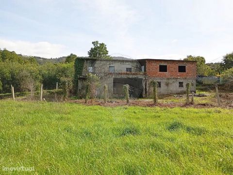 Moradia em ruína para reconstrução total com 3240m² de terreno em Cristelo, Caminha, Portugal.