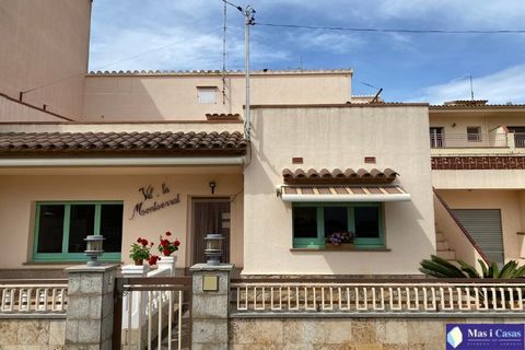 Pleasant house, of 117m2, with an attractive terrace, located in a dynamic and cultural sector of the Escala of the Costa Brava, for the purpose of all the shops, restaurants, schools and activity centres. Located about 500m from the Platja de Riells...