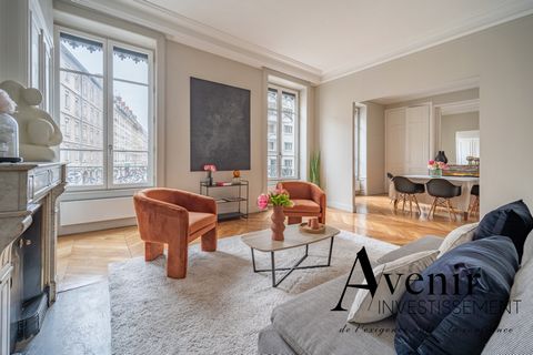 Lyon 3rd limit 7th close to the Saxe-Gambetta metro and all amenities - In a beautiful old building with elevator, Avenir Investissement offers you this superb T4 apartment of 90m2 preserving the character of the old with its beautiful parquet floors...