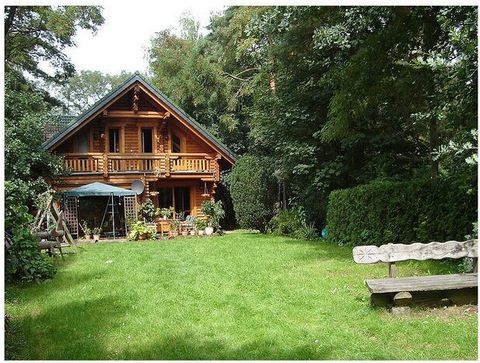 La casa de vacaciones Holzhaus am See tiene capacidad para 13 personas y está situada entre Spreewald y Berlín, directamente en el bosque y junto al lago.