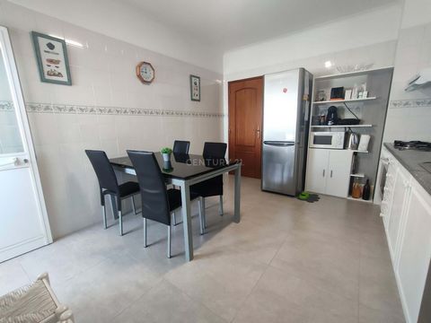 Magnificent T2+1 apartment Located in Lagoa Sol, located in a quiet area close to Schools, health center, GNR, Lagoa Town Hall, pharmacies and children's playground. The apartment consists of an entrance hall, a kitchen with pantry, laundry room and ...