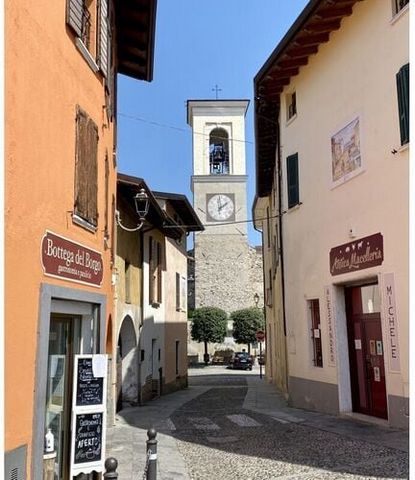Nasze nowoczesne i wysokiej jakości mieszkanie trzypokojowe jest osadzone w pagórkowatym krajobrazie Polpenazze del Garda. Gmina Polpenazze del Garda znajduje się na południowo -zachodnim brzegu jeziora Garda w prowincji Brescii w Lombardii. Eleganck...