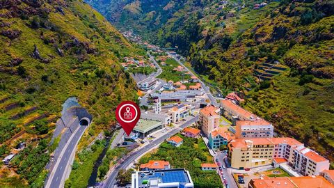 Looking for a space to develop your own business? This could be your investment opportunity in Ribeira Brava! Commercial space for sale in the food/restaurant/catering business, currently in operation with a lot of potential, well located, inserted i...