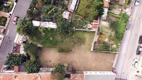 Terrain avec 3 maisons en ruines à Vilar do Paraíso d'une superficie totale de 1 038 m2, Le terrain a 2 façades - une avec 23,93 mètres (Rua Doutor Florido Toscano), une autre avec 10,47 mètres (Travessa Saibreira) Il a une viabilité de construction ...