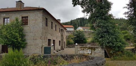 Stone house rebuilt in 2004 with 6 bedrooms, one suite, with 4 bathrooms, with garage and paved outdoor space for several vehicles. An old manor house that would have been integrated into a farm whose façade draws attention due to its granite walls.