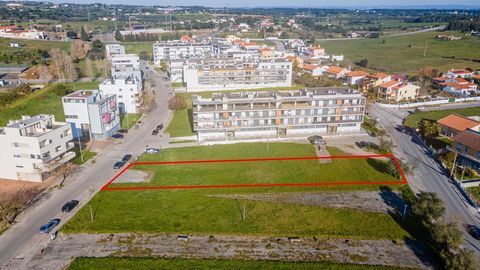Terrain urbain situé dans l'urbanisation Quinta das Correias, avec une surface d'implantation totale de 960 m2, pour la construction d'un bâtiment d'une surface brute de construction de 2 139 m2. Permet la construction de 3 blocs de logements avec so...