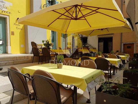 Location: Istarska županija, Rovinj, Rovinj. Istria, Rovinj, center In one of the most frequented streets of the old town of Rovinj, this business premises for catering purposes is located, only 50m from the sea. The old town of Rovinj is world-famou...