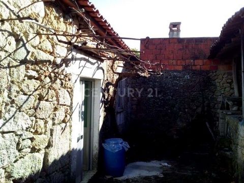 Casa em Louriçal do Campo, antiga mas em estado razoável. Composta por pequena cozinha com lareira, sala e 2 quartos. Casa de banho com chuveiro. Construção toda em pedra rústica e caixilharia em alumínio. Tem um anexo em bom estado, com telhado novo...