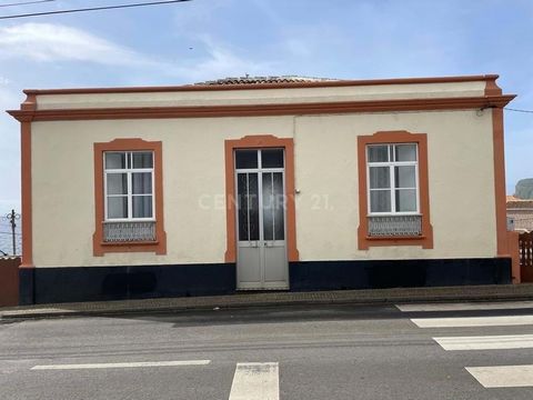 Cozy 2 bedroom villa with garage in the heart of Vila do Porto Judeu. Excellent location in the heart of the village of Porto Judeu with mini markets, restaurants, pharmacy, health center, school and close to the fishing port and the bathing area Baí...