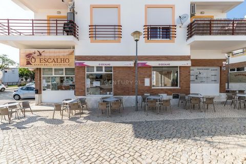 Situé dans le charmant village de Cabanas de Tavira, sur la Rua Raul Brandão, ce charmant snack-bar / restaurant offre une excellente opportunité commerciale. D'une superficie totale de 173 mètres carrés, la propriété comprend un espace intérieur con...