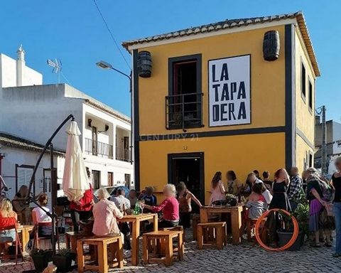 Cette charmante maison typique de l'Algarve, actuellement enregistrée comme bar, offre une opportunité unique de se transformer en une résidence confortable. Située dans le village pittoresque de Barão São João, cette propriété conserve le charme tra...