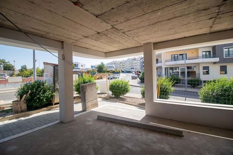 With an excellent location and an unobstructed view, this development is an example in the center of Mafra. Divided into 12 apartments T2, T3 and T4, with the possibility to choose some finishes. This apartment is located on the 3rd floor, designated...