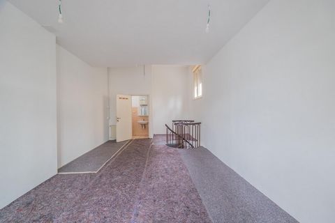 This commercial property is for sale near the train station and the center of Merano, in Via Andreas Hofer to be precise. It was used as a store, but is also suitable as an office or salon due to its excellent visibility. The property has a commercia...