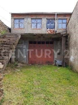 Old house in rural area in the place of Frieira, parish of Macedo do Mato, municipality of Bragança. It consists of 2 floors, ground floor and 1st floor, without partitions, with patio in front and back, with a construction area of 240,0000m2 and sur...