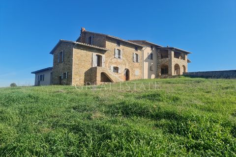 At the top of a hill, in a beautiful dominant position with a splendid view of Lake Trasimeno, the surrounding hills and mountains with its villages and urban centers, large estate with a beautiful farmhouse of approximately 770 sqm + tool shed of 27...