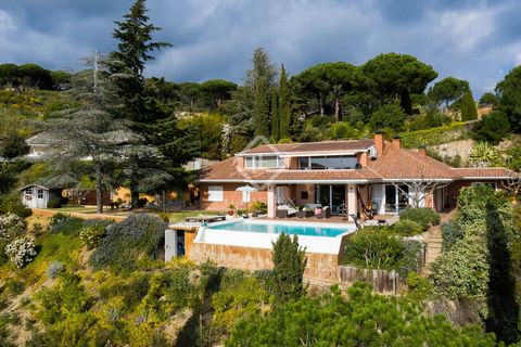 Lucas Fox presents this house for sale in Sant Vicenç de Montalt, with panoramic views of the sea, the town itself and even Barcelona. The property sits on a comfortable plot to enjoy a very quiet environment and very well connected. In addition, it ...