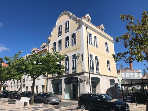 In the heart of the spa town of Caldas da Rainha, right next to the mythical Praça da Fruta a historic building for services. Consisting of 3 floors and attic in open space, with elevator and in good condition. In the R/C, large area with some remova...