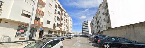 Shop with good location in the center of Amadora. Excellent visibility to the main street, large shop windows and regular customers in the area. Variety of public transport, schools, such as Escola Seomara da Costa Primo and Escola Básica Venteira, A...