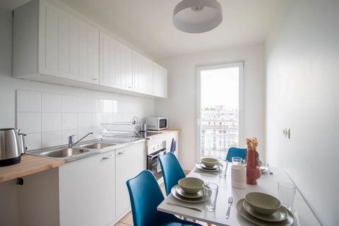 Discover our cocooning 11 m² room in a 90 m² flat in Saint-Denis. Just a stone's throw from all the shops (market, grocery shops, restaurants, bars), this room also benefits from an open, wooded view and is less than 15 minutes from Paris thanks to m...