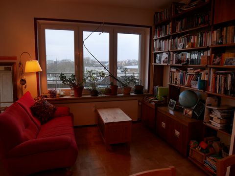 For rent is a very bright apartment on the 6th floor. Fully furnished and ready for immediate use. The special feature of the apartment is the approx. 50 mm² living room with a view of Nuremberg's green lung Wöhrder Wiese. This is a temporary rental ...
