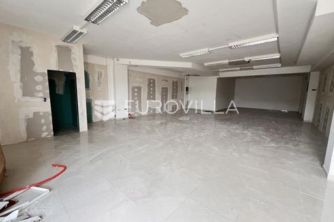 This spacious office space is located in a residential environment in a frequent and accessible location. It is located on the ground floor of a residential and commercial building, it has an area of 130 m2 and consists of one room that can be partit...